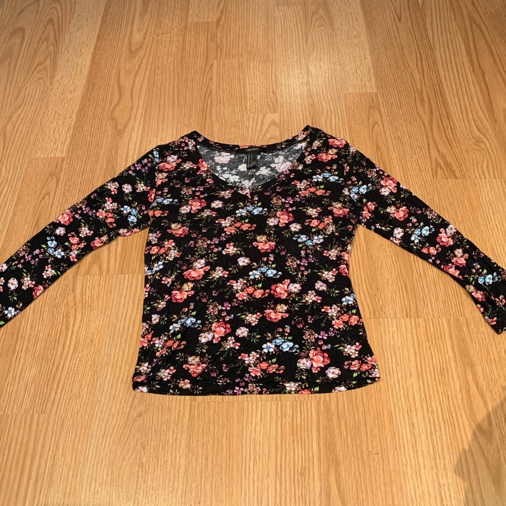 Floral v neck🌹